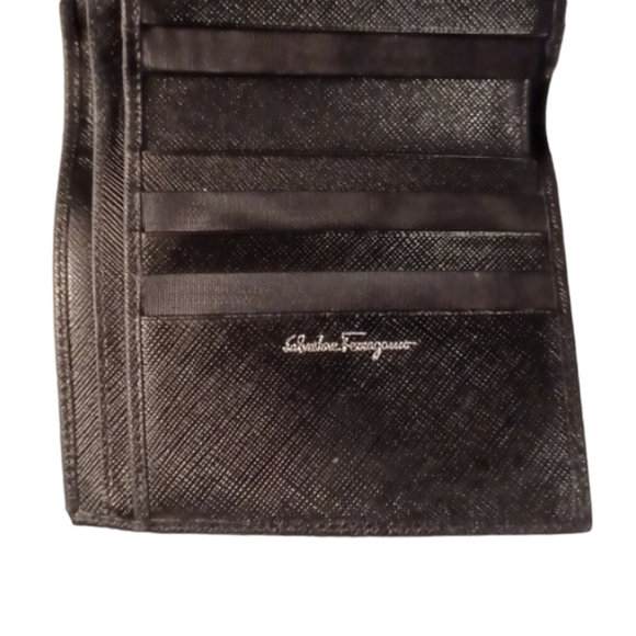 ♣️SALVATORE FERRAGAMO SAFFIANO LEATHER GANCINI WALLET - Picture 9 of 13